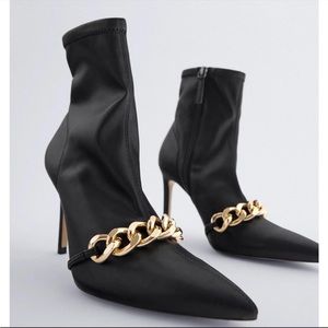 CHAIN TRIM HEELED ANKLE BOOTS
Black
Blogger Favorite
BLACK HEELED ANKLE BOOTS.